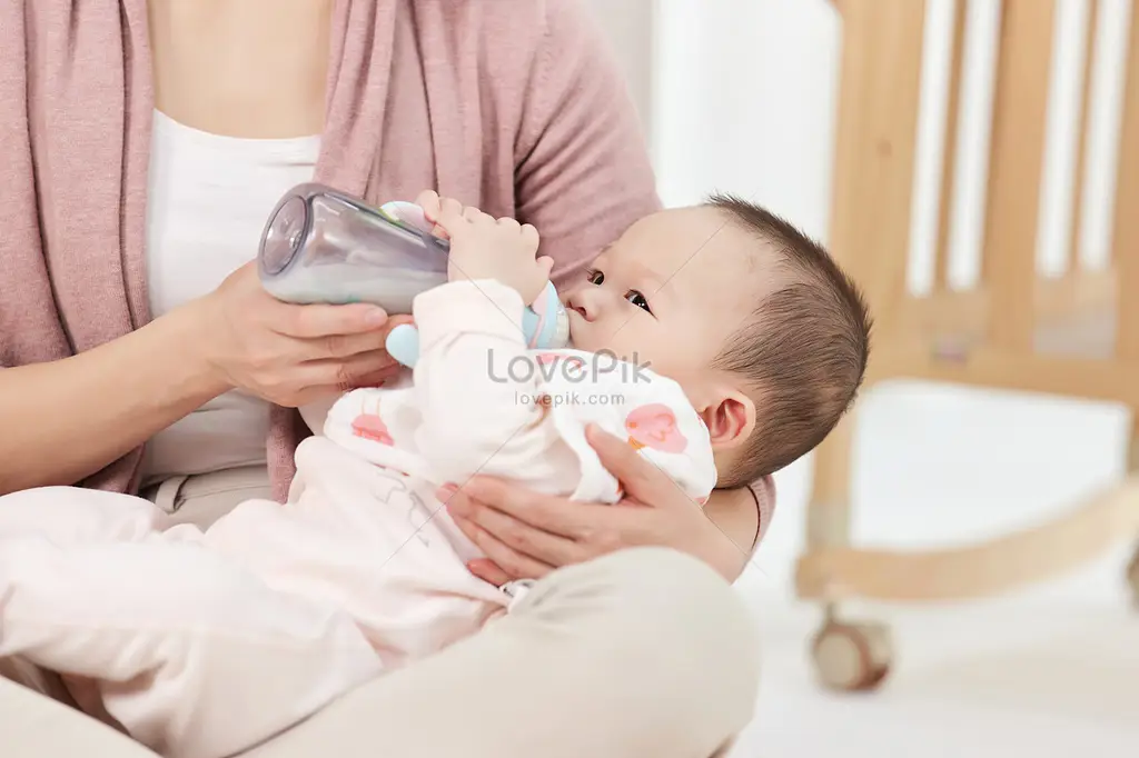 Bayi yang bahagia sedang minum susu