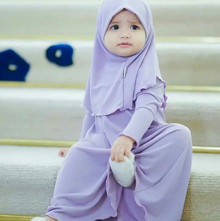 Bayi perempuan menggemaskan mengenakan hijab