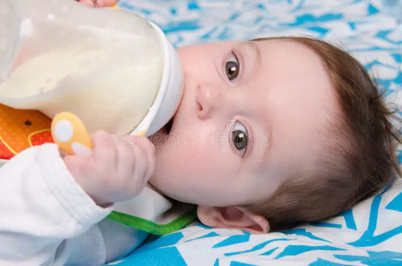 Bayi bahagia minum susu