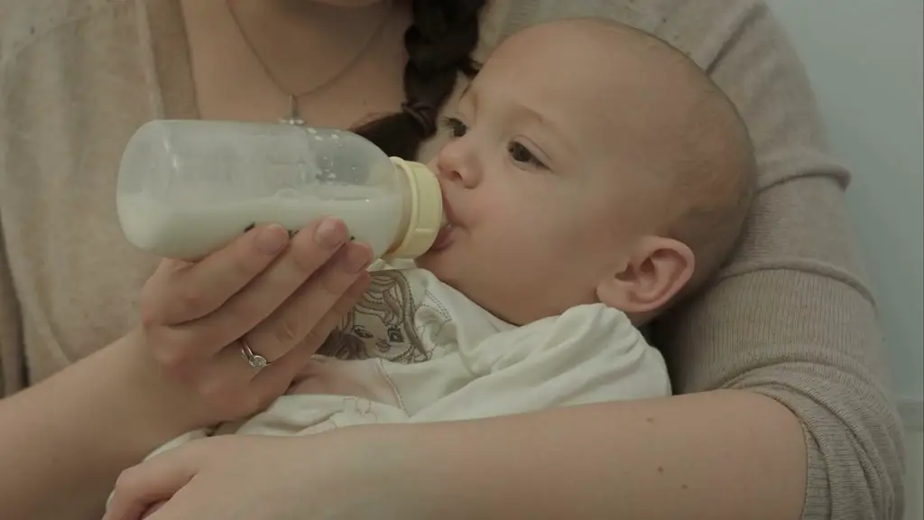 Bayi sedang minum susu