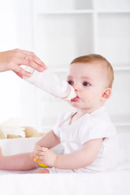 Bayi bahagia minum susu