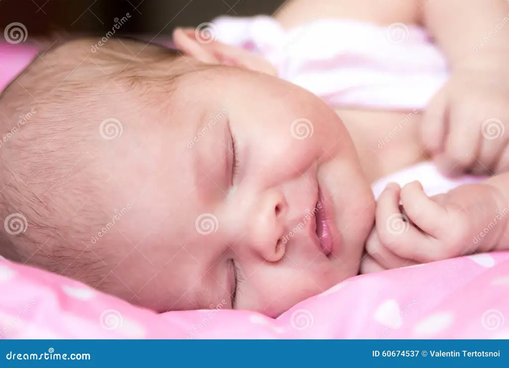 Gambar bayi yang sehat dan sedang tidur nyenyak