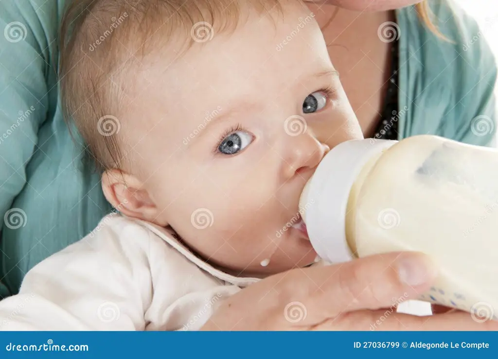 Bayi sehat dan bahagia sedang minum susu