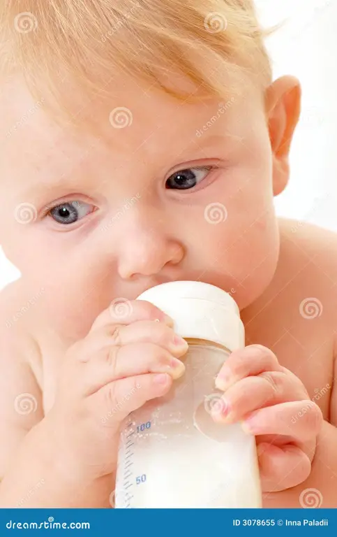 Bayi bahagia minum susu botol