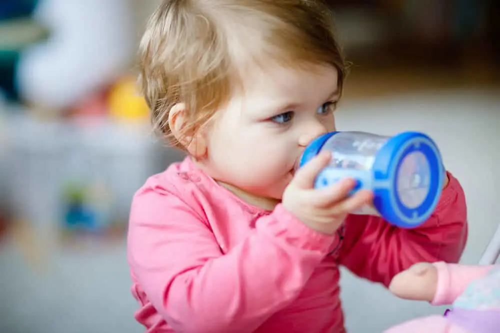 Bayi yang bahagia sedang minum susu