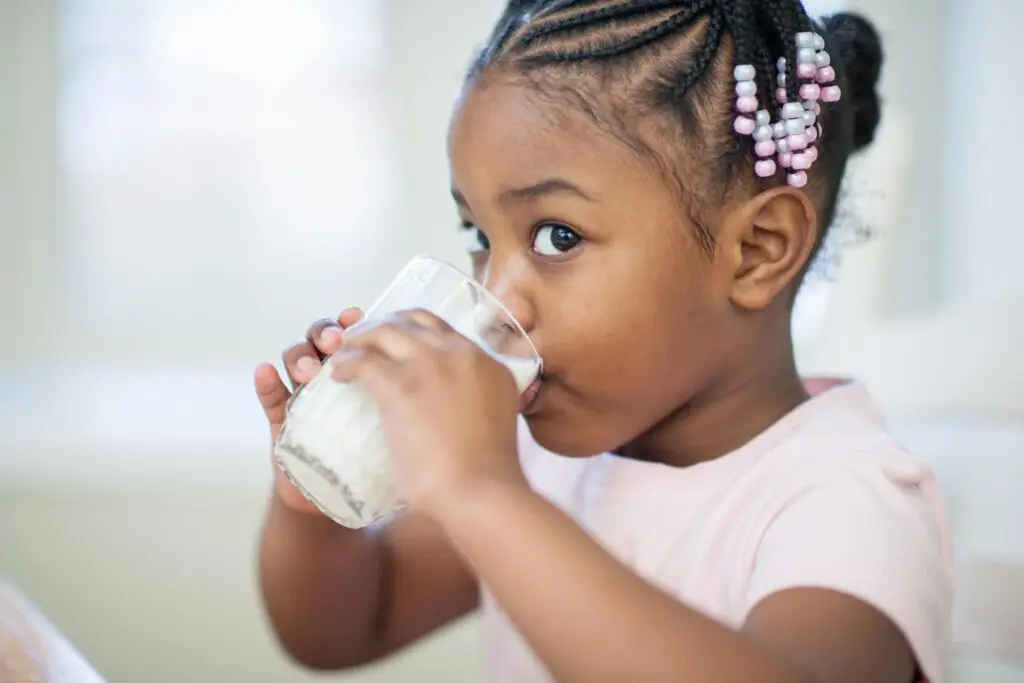 Bayi bahagia sedang minum susu