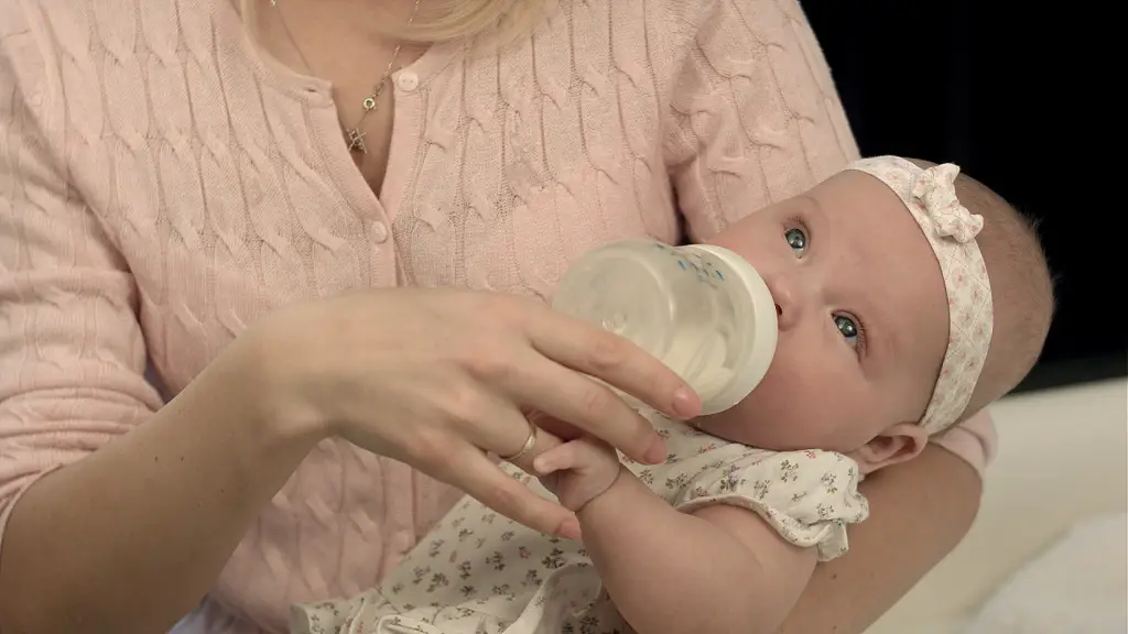 Gambar bayi sedang minum susu formula