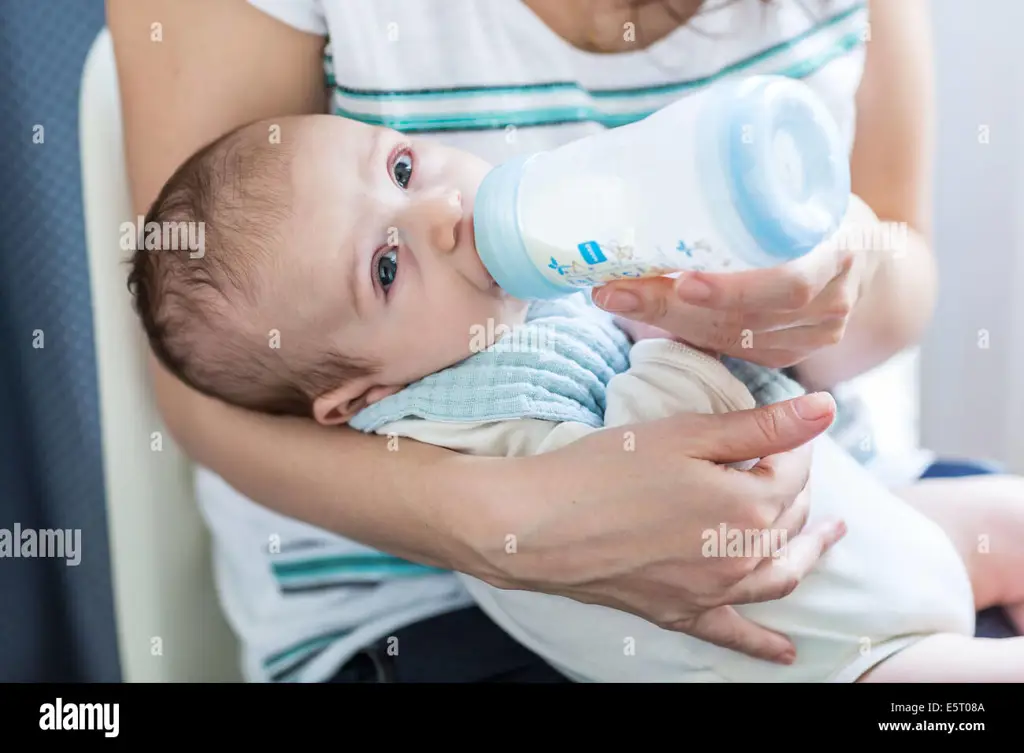 Bayi sedang minum susu hypoallergenic