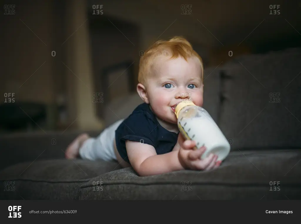 Bayi sedang minum susu