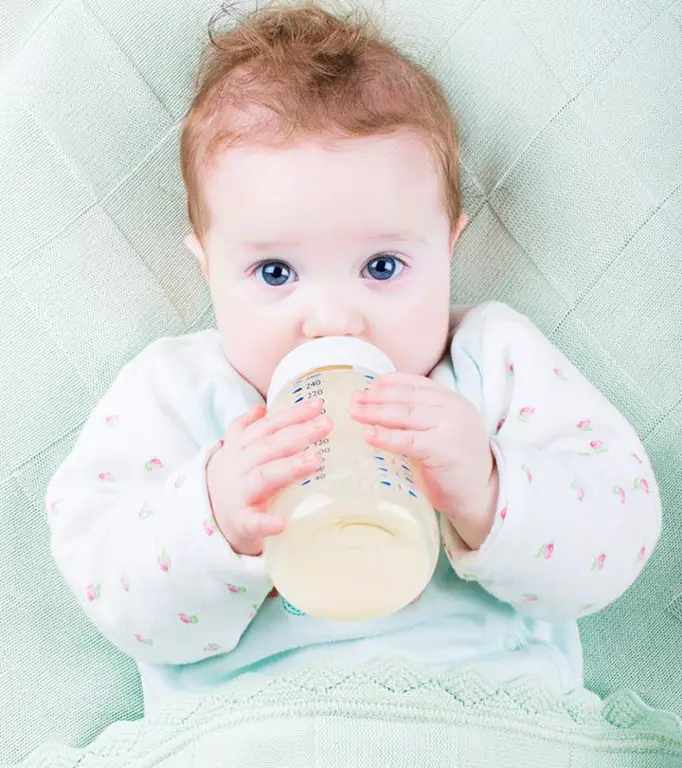 Bayi sedang minum susu