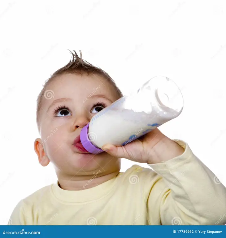 Bayi sedang minum susu soya