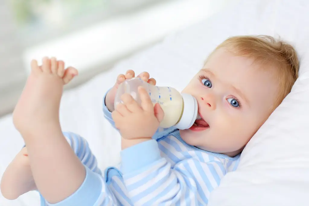 Bayi yang Gembira Minum Susu