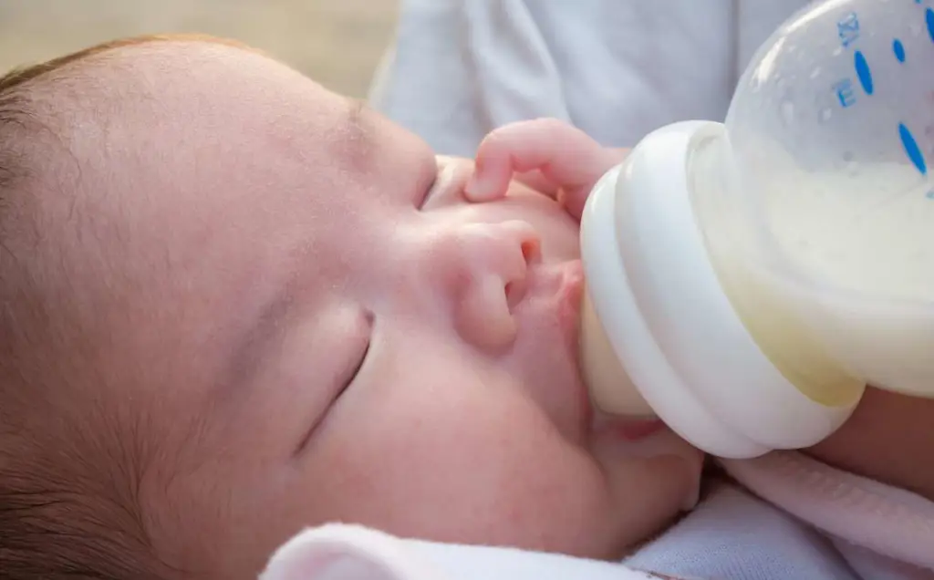 Bayi sedang minum susu formula