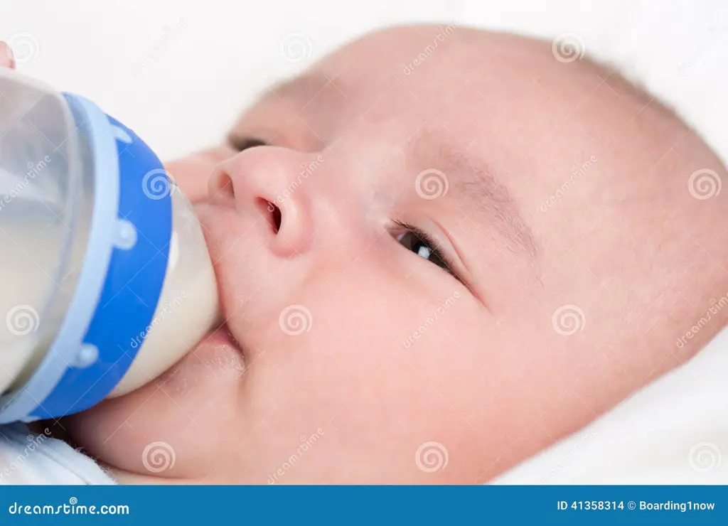 Bayi sedang minum susu