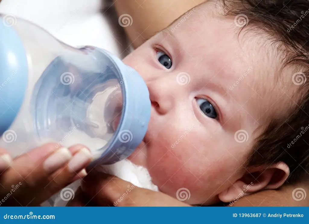 Bayi sedang minum susu