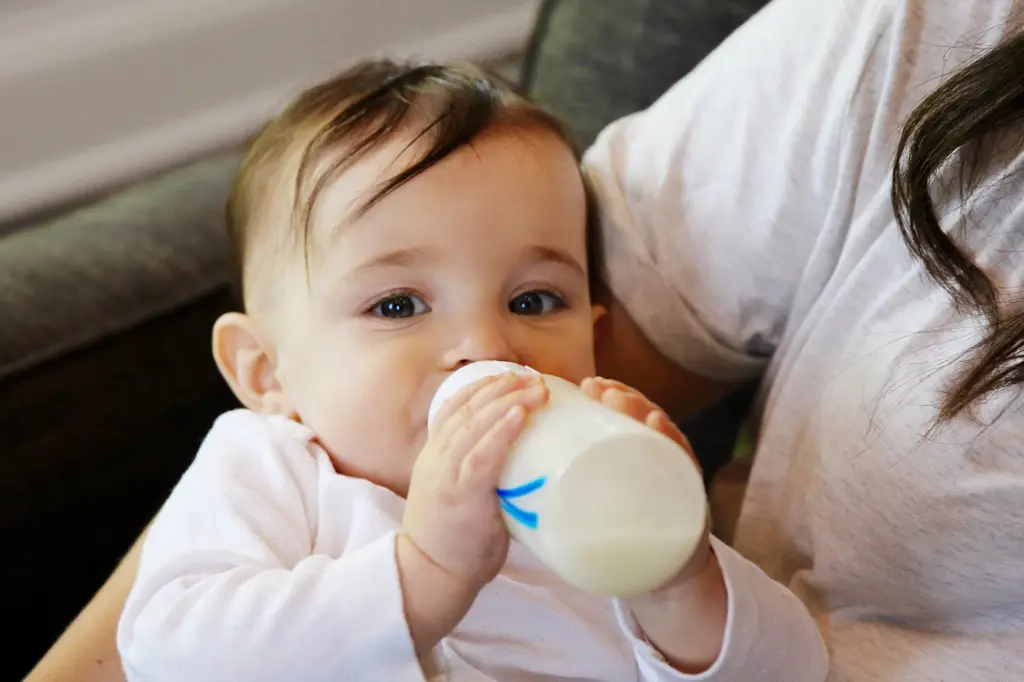 Bayi minum susu setelah vaksinasi