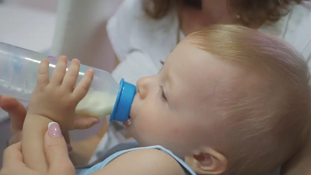 Bayi sedang minum susu