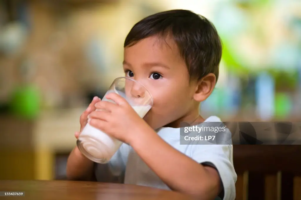 Bayi yang sehat dan bahagia minum susu