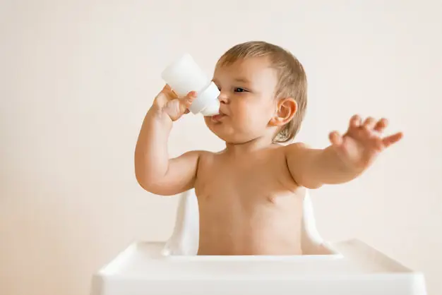 Bayi bahagia sedang minum susu