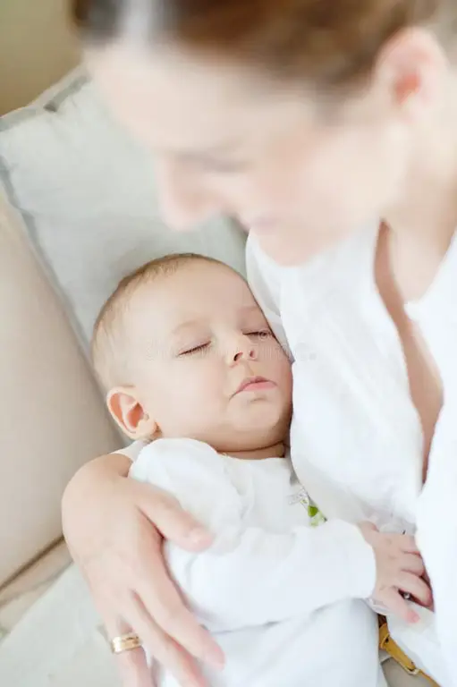 Gambar bayi yang tidur nyenyak setelah menyusu