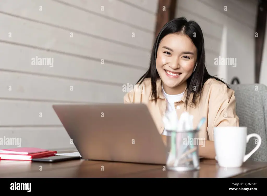 Seseorang belajar bahasa Korea di laptop