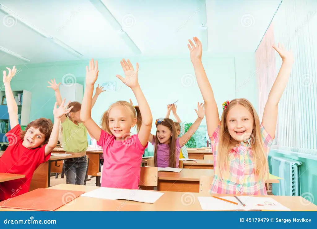 Anak-anak ceria bermain di ruang kelas