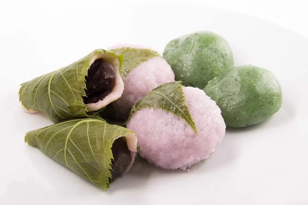 Berbagai variasi sakura mochi dengan warna dan bentuk yang berbeda