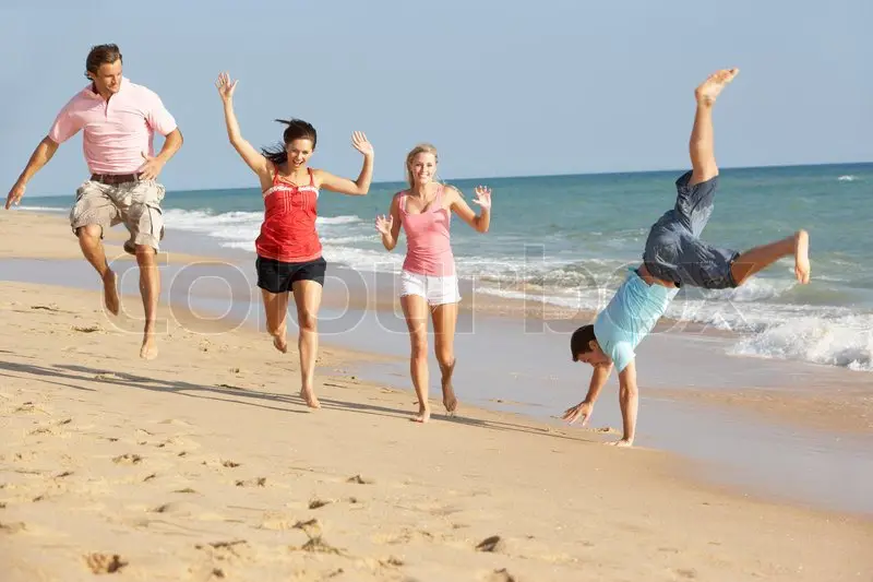 Orang-orang menikmati aktivitas di pantai