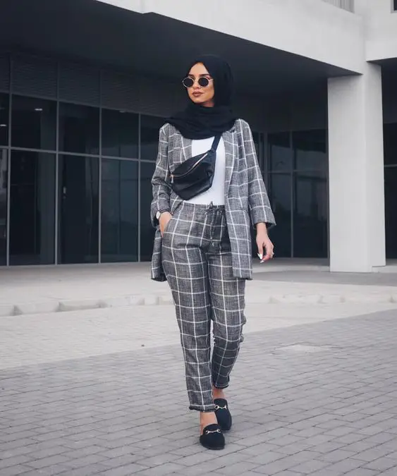 Wanita hijab stylish mengenakan blazer