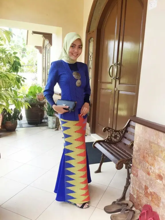 Gambar berbagai gaya hijab yang dipadukan dengan kebaya kutu baru modern