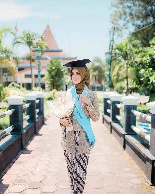 Model kebaya wisuda modern hijab yang elegan dan nyaman