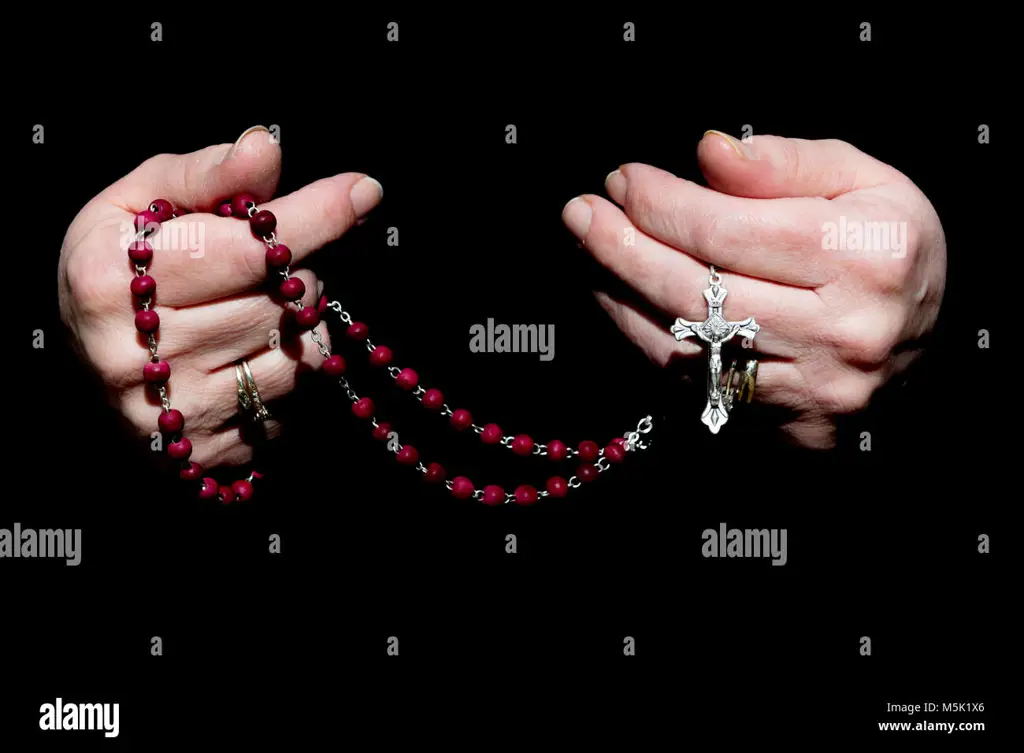 Tangan memegang tasbih