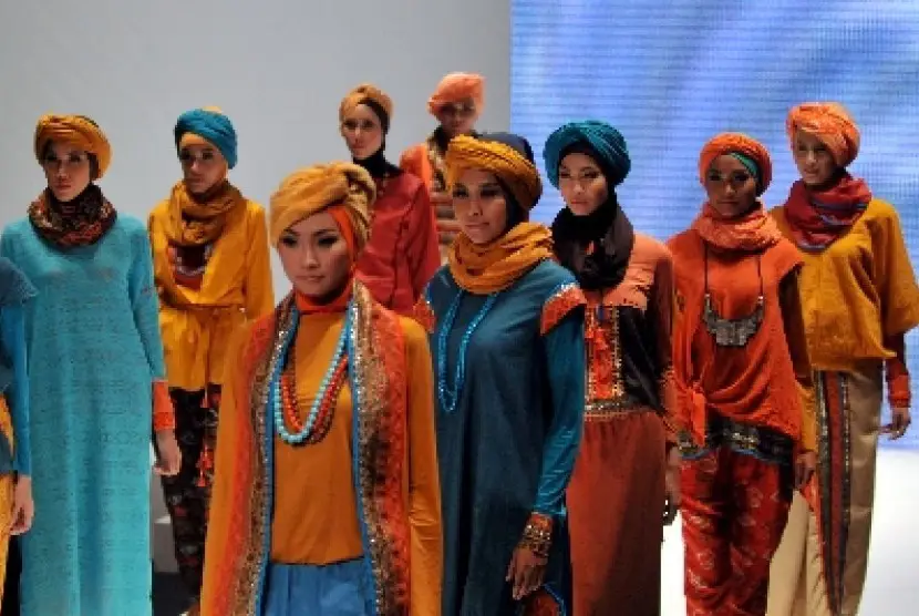 Gambar seorang blogger fashion muslim Indonesia yang sedang mempromosikan gaya hijab terbaru