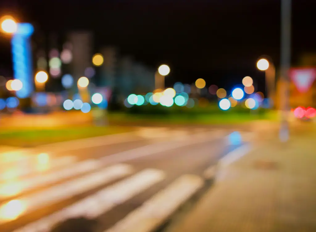 Efek bokeh dari lampu-lampu kota di malam hari.