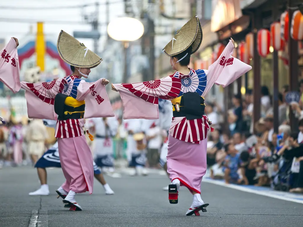 Gambar yang menampilkan berbagai aspek budaya dan sejarah Jepang