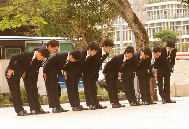 Gambar yang menggambarkan pentingnya budaya hormat di Jepang