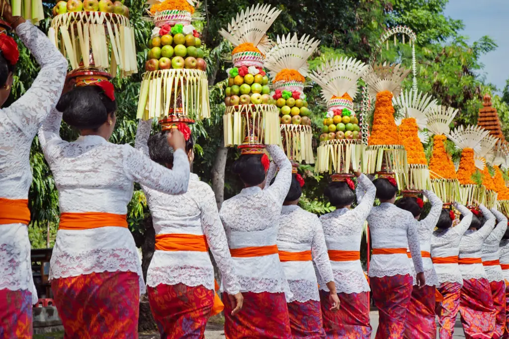 Gambar yang menggambarkan budaya dan hubungan di Indonesia