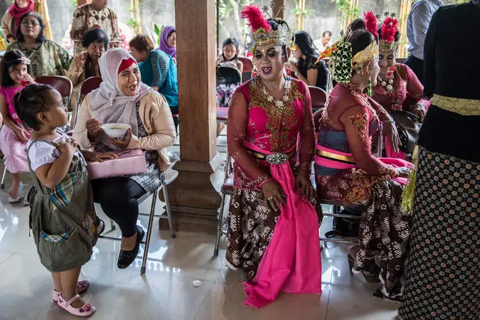 Gambar budaya Indonesia dan isu transgender