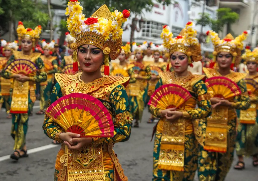 Gambar yang menggambarkan budaya Indonesia