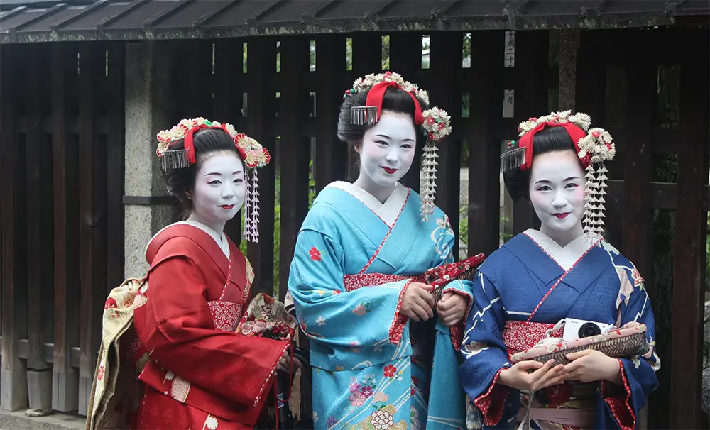 Gambar yang menunjukkan aspek-aspek budaya Jepang yang aman dan bertanggung jawab.