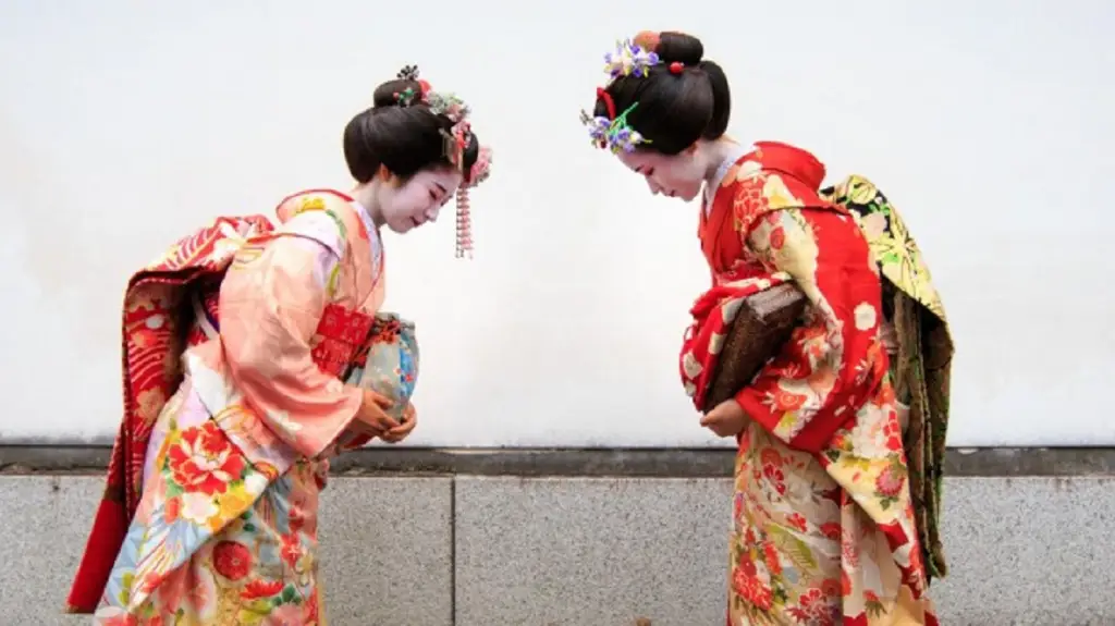 Gambar yang menampilkan berbagai aspek budaya Jepang, seperti kimono, bonsai, dan kuil