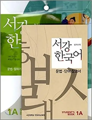 Buku teks bahasa Korea terbuka di atas meja