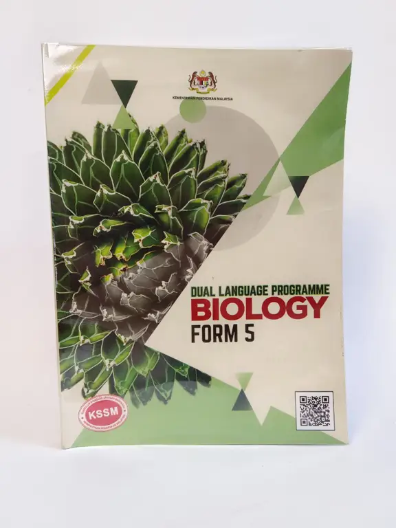 Buku teks biologi terbuka di meja