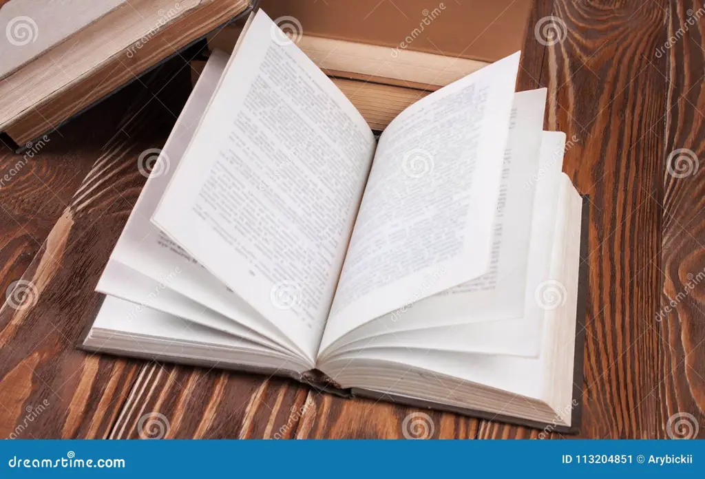 Gambar buku terbuka di meja