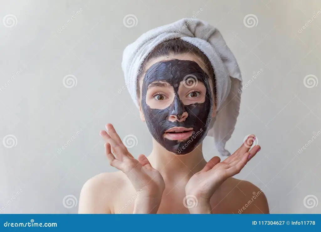 Wanita mengaplikasikan masker wajah