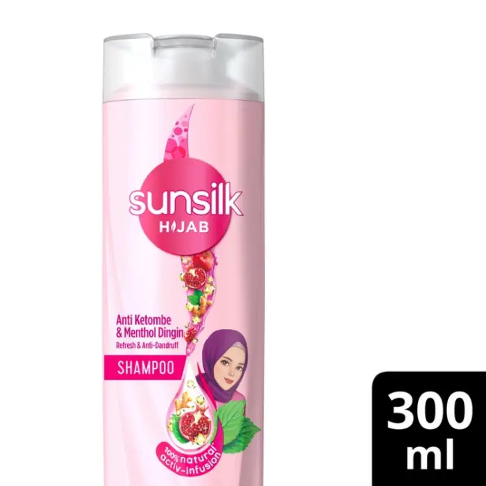 Wanita menggunakan Sunsilk Hijab Shampoo