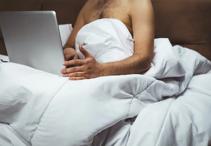 Seseorang yang mencari bantuan untuk kecanduan pornografi