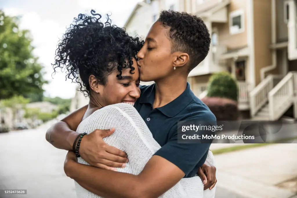 Pasangan lesbian saling berpelukan