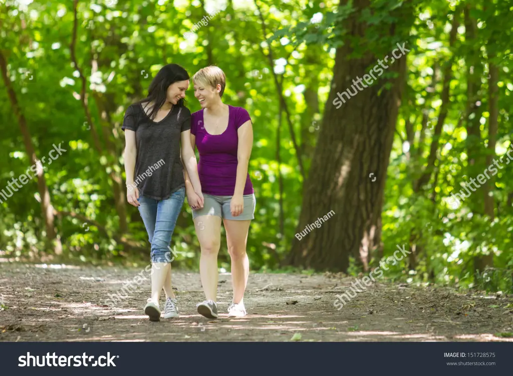 Pasangan lesbian saling bergandengan tangan