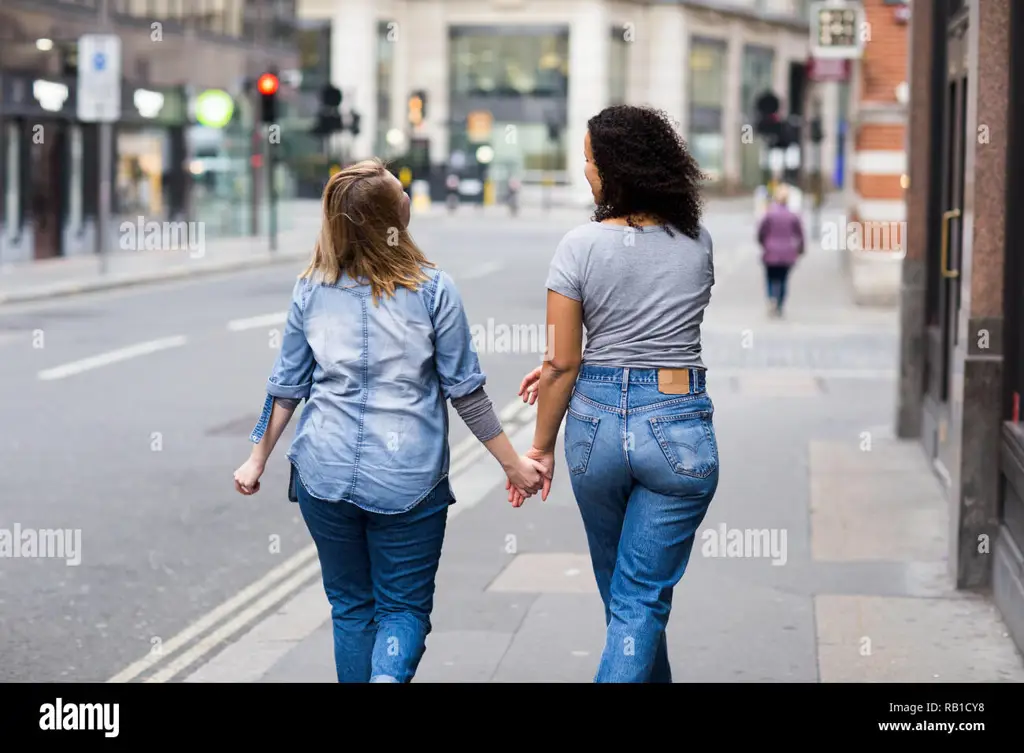 Pasangan lesbian bergandengan tangan